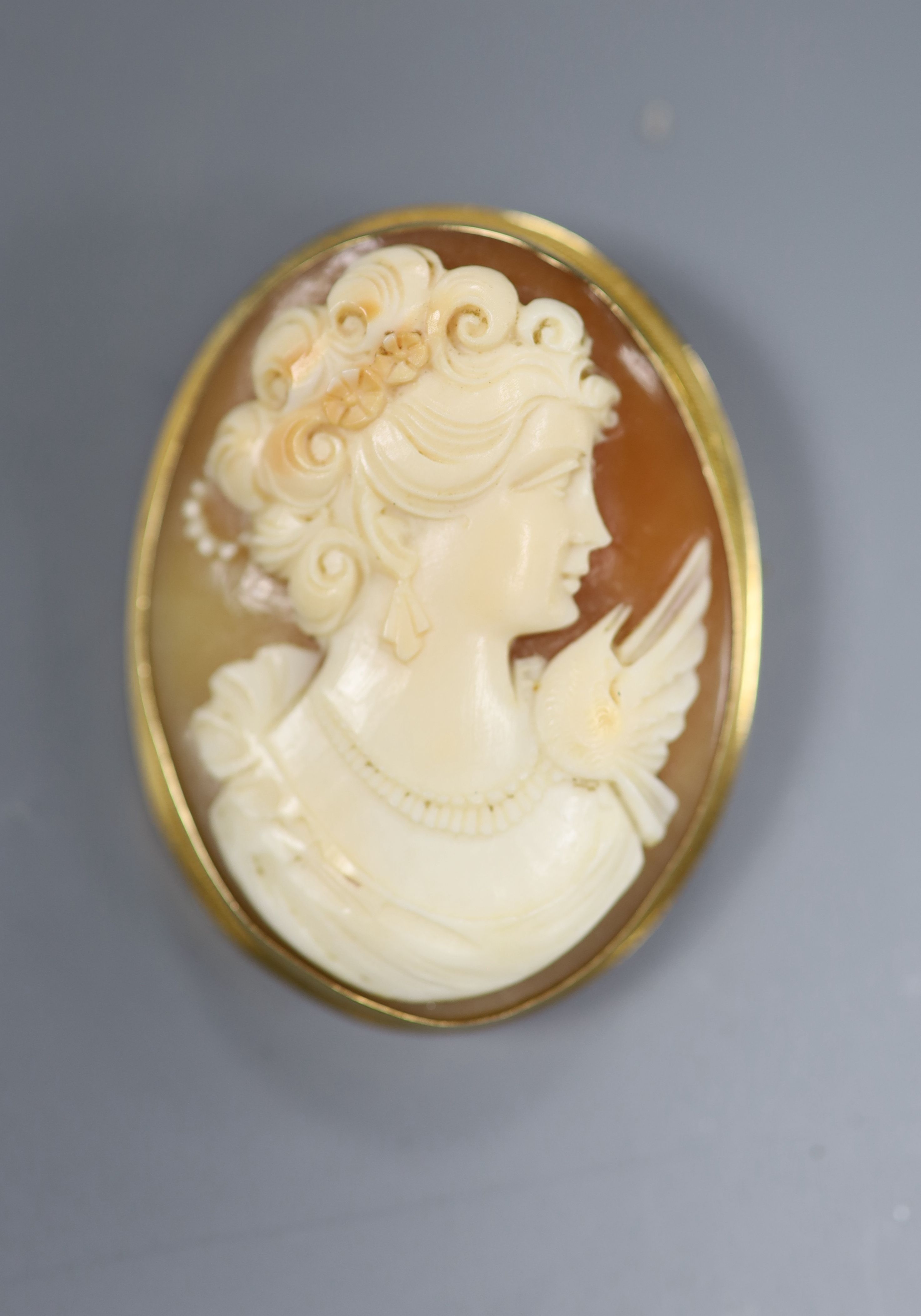 A modern cameo shell brooch-cum-pendant in 750 yellow metal mount with beaded edge, 41mm, gross 9.3g.